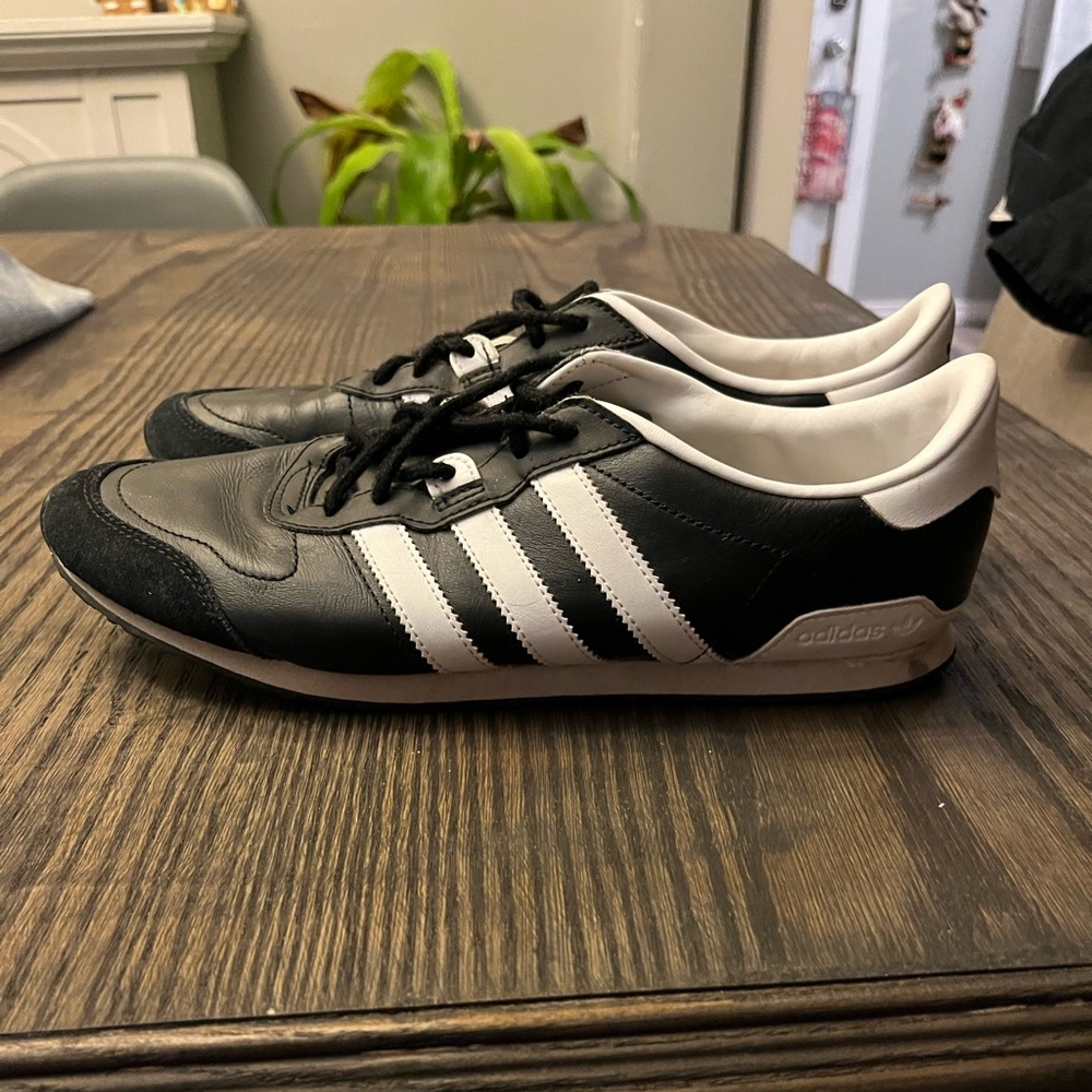Adidas sneakers size 9 lace ends are worn